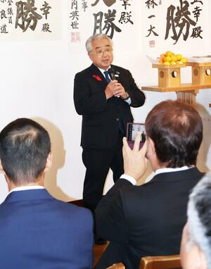 事務所開きで４選への決意を語る田村正幸さん＝２９日、湯沢町土樽