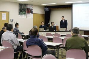 田上町会場での座談会。加茂市議と住民らが今後のごみ処理を巡り、意見を交わした=12月8日、田上町原ケ崎新田