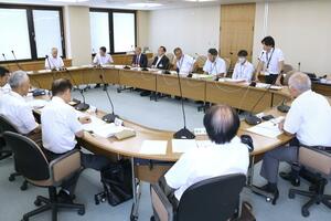弥彦村の運行する自動運転バスの事故について説明があった村議会全員協議会=8月27日、弥彦村矢作
