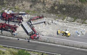 新東名高速道路下り線でトレーラーが横転し、積み荷の鉄くずなどが大量に散乱した事故現場=26日午前11時13分、愛知県岡崎市(共同通信社ヘリから)