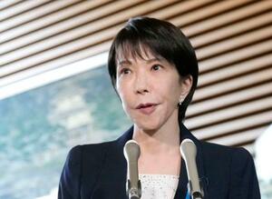 新内閣発足から一夜明け、記者団の取材に応じる高市首相。「意思決定したら前に進んでいく。スピードを上げ国家、国民のため懸命に働く」と語った=22日午前、首相官邸