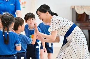 「高嶺の森のこども園」を訪問し、園児たちと交流される秋篠宮家の次女佳子さま=25日午後、静岡県御殿場市
