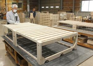 折り畳みベッド「桐らくね」を製造する桐建材の工場=新潟市西蒲区遠藤