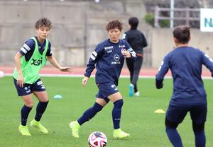 キャンプで初練習に励むＭＦ園田瑞貴（左）ら＝沖縄県南城市、２月８日（新潟Ｌ提供）