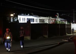 高田－春日山間で停車するトキ鉄の車両＝９月５日午前０時過ぎ、上越市木田１