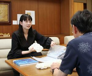 ファッションコンテストの受賞を報告する山田萌永さん=見附市役所