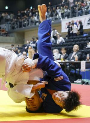 男子90キロ級2回戦で初戦敗退した向翔一郎(右)=高崎アリーナ