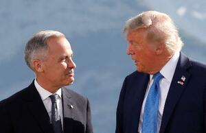 16日、G7サミットが開かれたカナダ西部カナナスキスで、言葉を交わすトランプ米大統領とカナダのカーニー首相(左)(ロイター=共同)