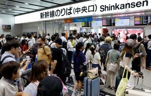 東海道新幹線が一時運転見合わせとなり、混雑するJR新大阪駅の改札口前=7日午後6時28分