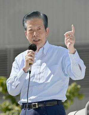 街頭演説で支持を訴える公明党の山口那津男元代表=2025年6月、東京都品川区