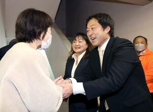 出雲崎町長選で初当選し、支援者と握手を交わす仙海直樹さん=1月21日午後8時30分過ぎ、出雲崎町尼瀬