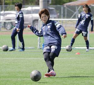 リーグ再開に向け、調整するＤＦ有吉佐織＝聖籠町