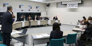 新潟水俣病阿賀野患者会の会員に実施したアンケートの結果を自治体担当者らに説明した報告会＝２０日、新潟市北区前新田