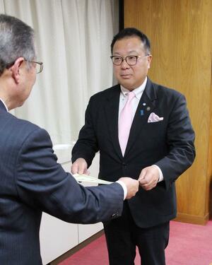 当選証書を受け取る田辺正幸さん＝２６日、五泉市役所