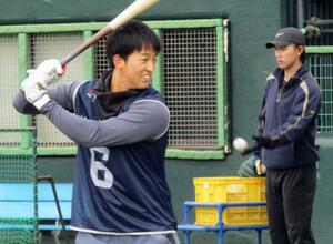 　新人合同練習で汗を流すヤクルトの松下＝埼玉県戸田市