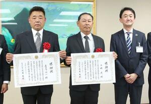除雪業務の功労で感謝状を受け取った長谷川潤一さん(左)と小林武さん(中央)=5日、県庁