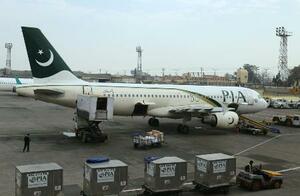 　パキスタン航空の旅客機＝２０１７年、イスラマバード国際空港