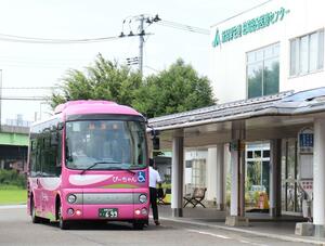 実証運行が始まった柏崎総合医療センターへの直行便=5日、柏崎市北半田2