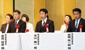 新年会で来賓として壇上に並んだ左から泉田裕彦氏、米山隆一氏、鷲尾英一郎氏=1月5日、アオーレ長岡