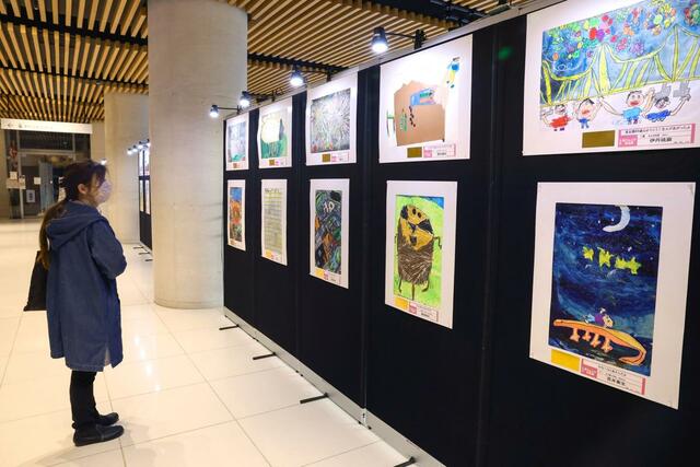 色彩豊かな作品が並ぶ県ジュニア美術展覧会の新潟展＝２６日、新潟市中央区万代３
