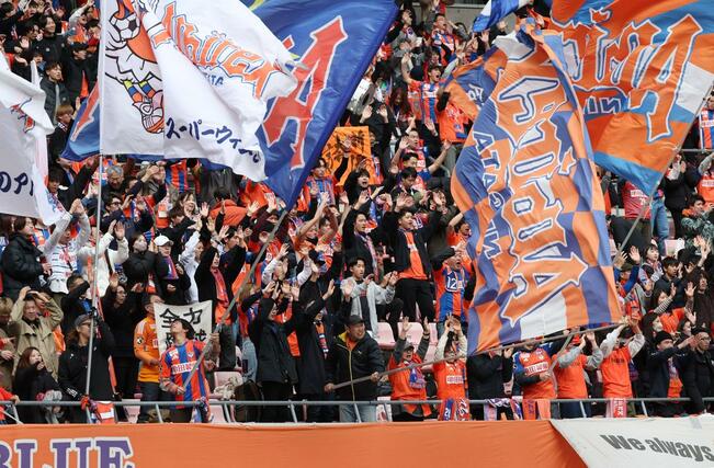 新潟-東京V 試合前、気勢を上げる新潟サポーター=ビッグスワン