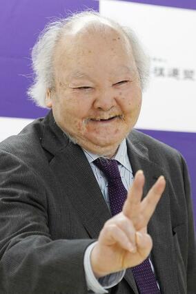 文化功労者に選ばれ、記者会見で笑顔を見せる将棋の加藤一二三さん＝２０２２年１０月、東京都渋谷区の将棋会館