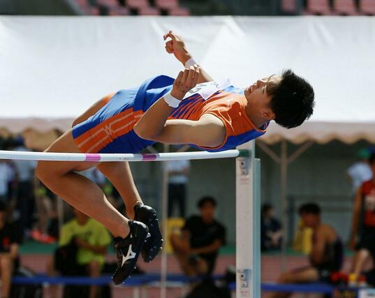 男子八種競技 大会記録を更新し3連覇を果たした神田大和(開志国際)の走り高跳び=デンカビッグスワン