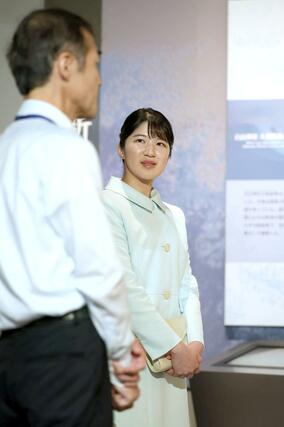 新潟市歴史博物館みなとぴあを視察される天皇、皇后両陛下の長女愛子さま＝７日、新潟市中央区
