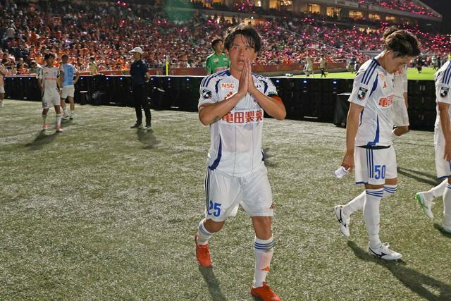 １－３で敗れ、サポーターに申し訳ない気持ちを表す新潟の藤原奏哉