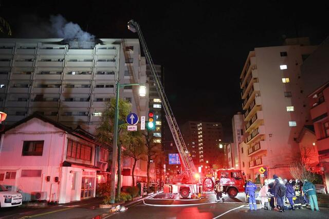 最上階で火災があったマンション=25日、新潟市中央区