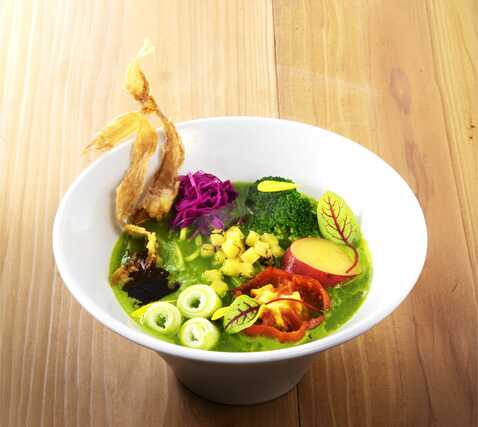 季節ごとに旬の野菜を使用した一風堂コラボ開発ラーメン「護摩堂野菜のべジラーメン」。【冬】 スピナッチベース イメージ