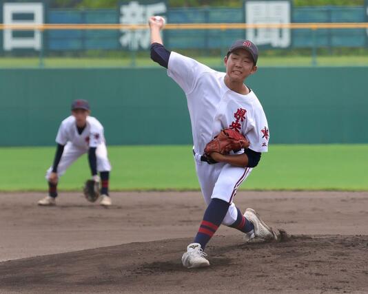 佐渡－県央工　力投する県央工の先発村井紳真＝柏崎市佐藤池