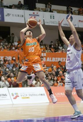 新潟－立川　第１クオーター、シュートを狙う佐藤友＝アオーレ長岡