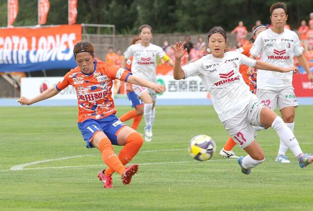 新潟LーC大阪 前半30分、FW新堀華波がシュートを放つ=新発田市