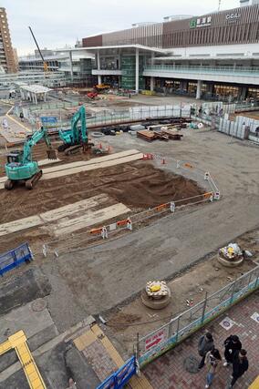工事中の新潟駅万代広場。全面的な利用開始が遅れる見通しとなった=12月25日、新潟市中央区花園1