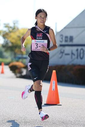 首位をキープする新潟明訓の３区山崎夢夏＝新潟市中央区