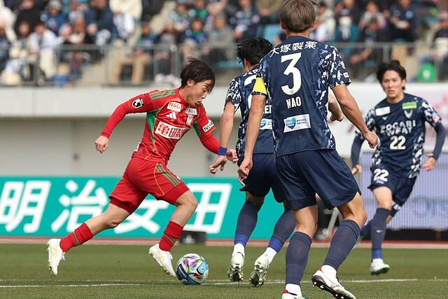 徳島－新潟　前半、ＭＦ奥村仁がゴールを狙う＝鳴門大塚