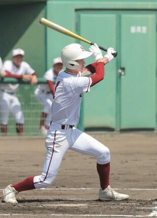 高校野球１回戦　敬和学園－村上桜ケ丘　１回裏村上桜ケ丘無死二、三塁　渡邊航が先制の適時打を放ち１－０＝２６日