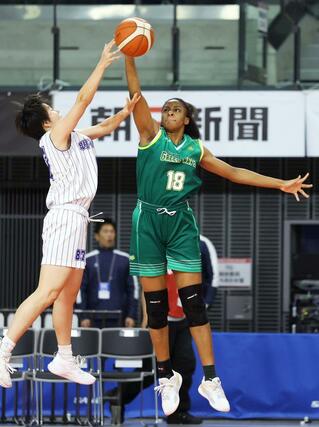 女子１回戦　明徳義塾（高知）－新潟産大付　第１クオーター、新潟産大付オラミデ・デボラ・ジェンファのブロックショット＝東京都調布市西町の京王アリーナＴＯＫＹＯ