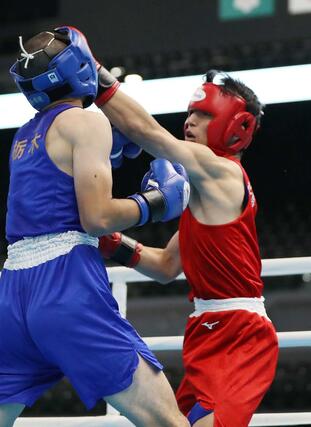 ウエルター級2回戦 攻める開志学園の増田龍杜(右)=佐賀県SAGAアリーナ