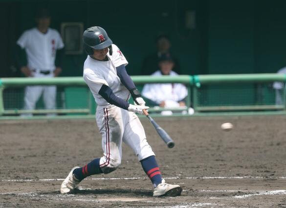 柏崎－県央工　７回県央工　２死一、二塁　國嶋愛斗が適時打で３－２＝２８日、長岡市悠久山球場