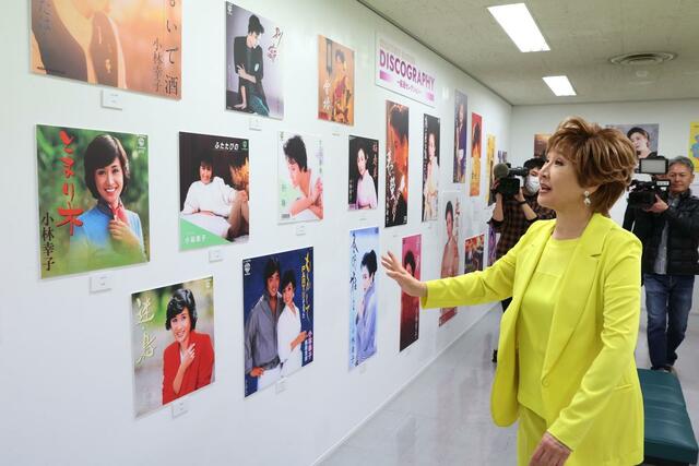 パネル展示を見て回る小林幸子さん＝３月２０日、新潟市中央区西船見町