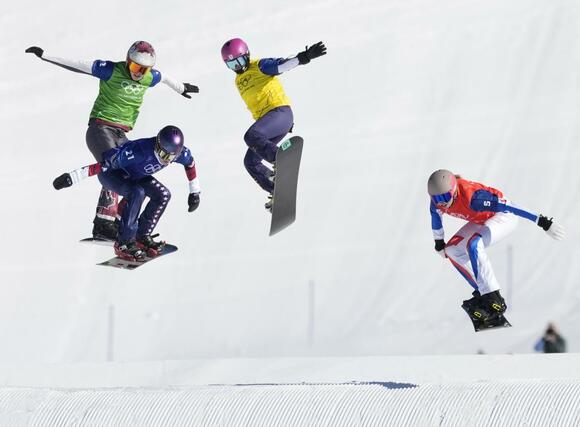 女子スノーボードクロス１回戦　ジャンプする吉田蓮生（左から３人目）＝リビーニョ（共同）