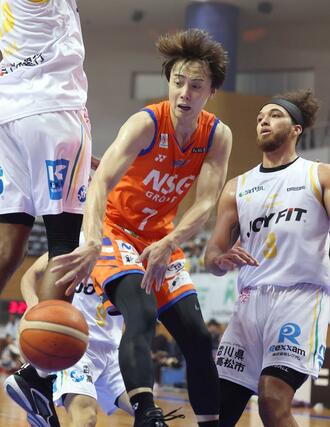 新潟－香川　第１クオーター、ゴール下でパスを出す五十嵐圭＝新潟市東総合スポーツセンター（写真映像部・新井田悠）