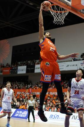 第4クオーター、シュートを決めるカイル・ハント