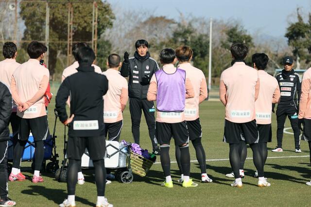 選手に語りかける船越優蔵監督＝１月１４日、宮崎県都城市の高城運動公園