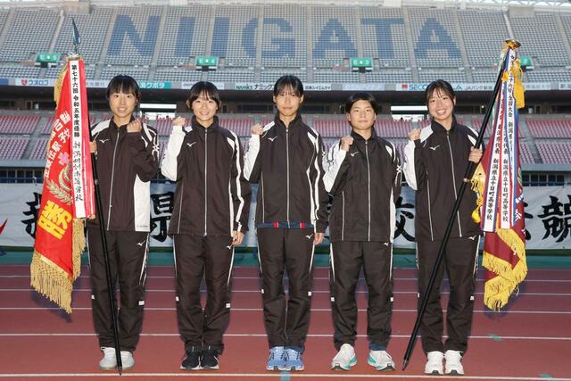 県高校女子駅伝を優勝し、都大路に出場する新潟明訓の選手たち＝新潟市中央区