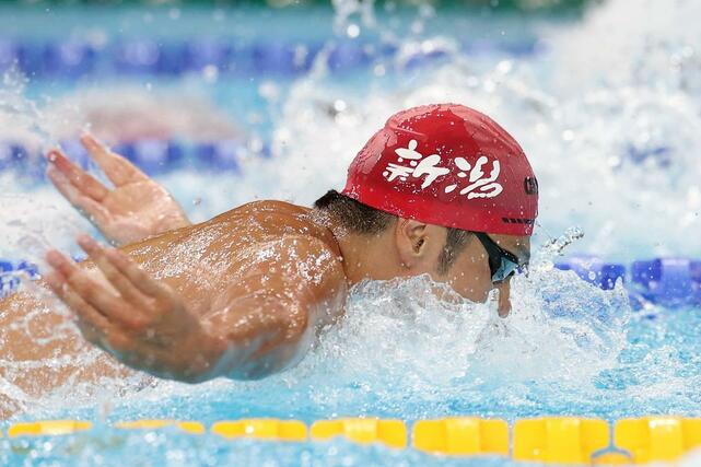 成年男子１００ｍバタフライ　３位入賞した水沼尚輝（新潟医福大職）＝滋賀県草津市