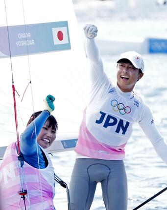 混合４７０級のメダルレースを終えガッツポーズする岡田奎樹（右）、吉岡美帆組。銀メダルを獲得した＝マルセイユ（共同）