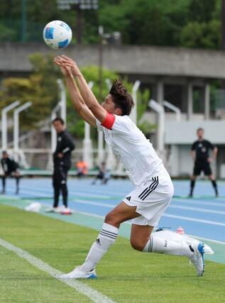 後半、ロングスローを投じる新潟医福大のＭＦ細井響＝新発田市五十公野運動公園陸上競技場